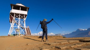 Genç bir gezgin Poon Hill 'de yürüyor Ghorepani, Nepal' deki bakış açısına göre