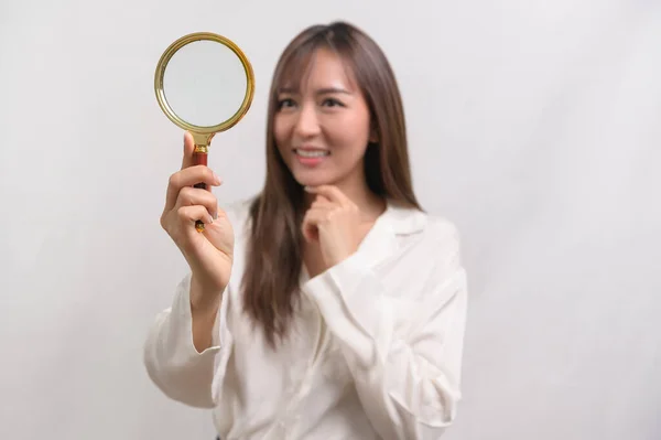 Młoda Azjatycka Bizneswoman Trzymająca Szkło Powiększające Białym Tle Analiza Koncepcja — Zdjęcie stockowe