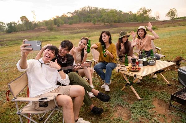 Groep Van Jonge Aziaten Genieten Van Kamperen Natuurlijke Camping — Stockfoto