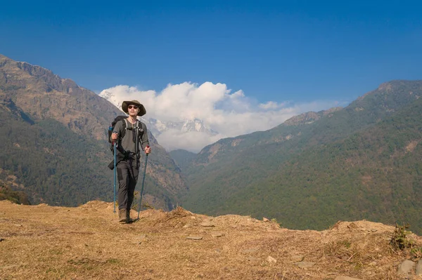 ネパールの森林歩道をトレッキングする若い旅行者 — ストック写真