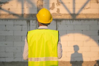 Asyalı Mühendisliğin arkasında proje planını analiz etmek isteyen bir inşaat mühendisi var. 