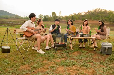 Bir grup genç Asyalı doğal kamp alanında kamp yapmayı seviyor.