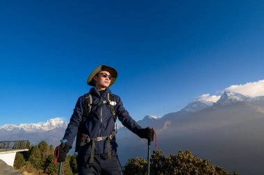 Genç bir gezgin Poon Hill 'de yürüyor Ghorepani, Nepal' deki bakış açısına göre