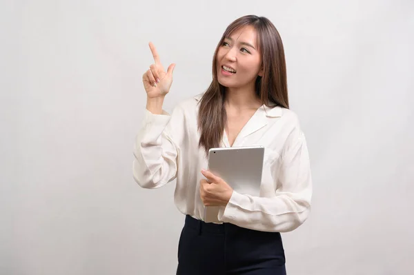 Ung Asiatisk Affärskvinna Med Tablett Över Vit Bakgrund Teknik Koncept — Stockfoto