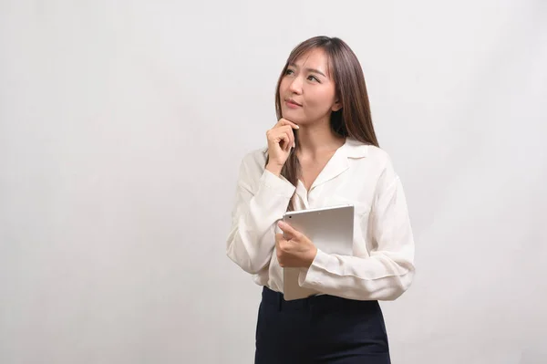 Eine Junge Asiatische Geschäftsfrau Mit Tablet Auf Weißem Hintergrund Technologiekonzept — Stockfoto