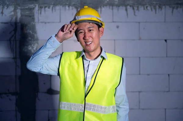 Ázsiai Mérnök Férfi Biztonsági Sisak Érzés Kimerült Miatt Túlhajszolt Építési — Stock Fotó