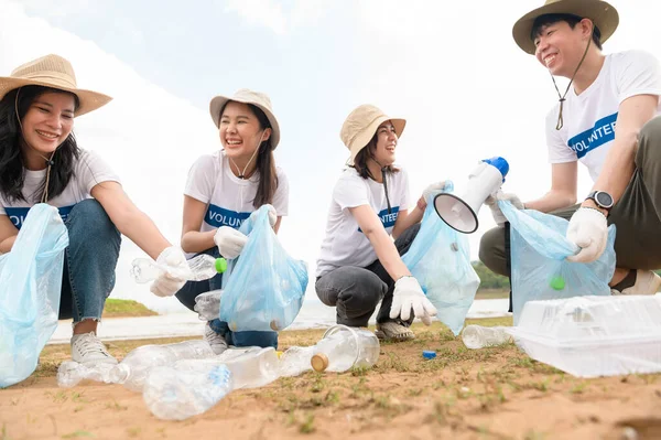 아시아 청소년 지역에서 봉사자들 쓰레기 봉투를 사용하여 자연을 이하는 — 스톡 사진