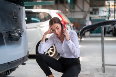 Arabasını tamir etmek için tamirci çağıran beyaz bir kadın kendini kötü hissediyor.