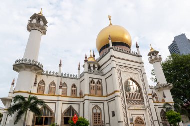 SINGAPORE - 26 / 12 / 2022: Singapur 'da tarihi Kampong Glam' daki Mescid Sultan, Singapur Camii 'nde altın kubbeli altın kubbe