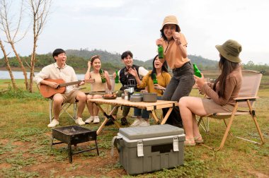 Bir grup genç Asyalı doğal kamp alanında kamp yapmayı seviyor.