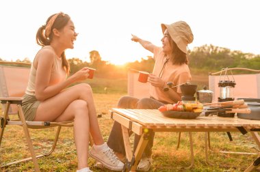 Genç ve güzel Asyalı kadın kamp yapmaktan hoşlanıyor.