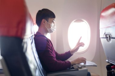 İnsanlar uçak, modern teknoloji ve ulaşım konseptinde sanal ekrana dokunuyor..