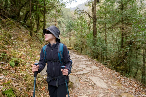 Giovane Viaggiatore Trekking Sul Sentiero Forestale Nepal — Foto Stock