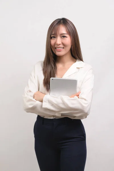 Una Joven Mujer Negocios Asiática Usando Tableta Sobre Fondo Blanco —  Fotos de Stock