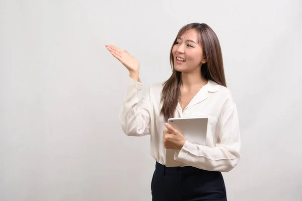 Een Jonge Aziatische Zakenvrouw Met Behulp Van Tablet Witte Achtergrond — Stockfoto