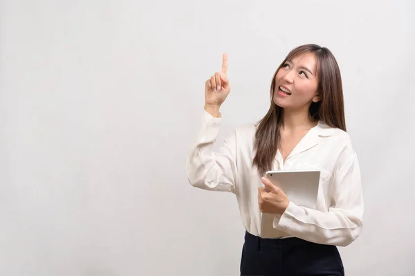 Uma Jovem Mulher Negócios Asiática Usando Tablet Sobre Fundo Branco — Fotografia de Stock