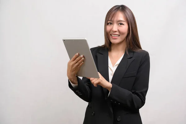 Mladý Asijský Podnikatel Pomocí Tablet Nad Bílým Pozadím Koncept Technologie — Stock fotografie