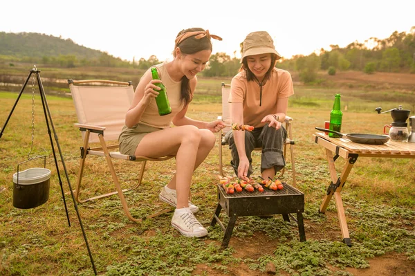 Junge Hübsche Asiatische Frau Genießen Camping — Stockfoto