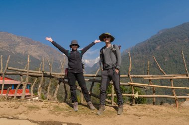 Ghorepani, Nepal 'de Poon Hill' de yürüyüş yapan genç bir çift.
