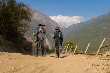 Ghorepani, Nepal 'de Poon Hill' de yürüyüş yapan genç bir çift.