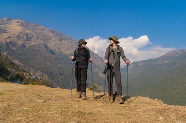 Ghorepani, Nepal 'de Poon Hill' de yürüyüş yapan genç bir çift.
