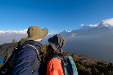 Ghorepani, Nepal 'de Poon Hill' de yürüyüş yapan genç bir çift.