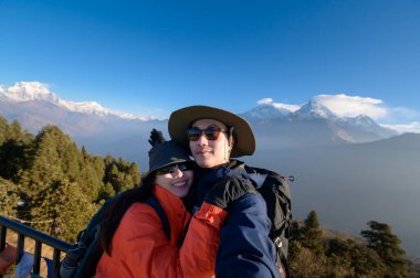 Ghorepani, Nepal 'de Poon Hill' de yürüyüş yapan genç bir çift.