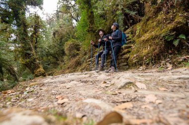 Ghorepani, Nepal 'de Poon Hill' de yürüyüş yapan genç bir çift.