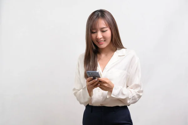 Eine Junge Asiatische Frau Mit Smartphone Über Weißem Hintergrund Technologiekonzept — Stockfoto