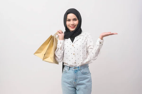 Schöne Muskulöse Frau Mit Hijab Mit Kreditkarte Und Einkaufstasche Vor — Stockfoto