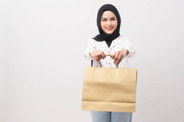 Beautiful Musllim Woman Hijab Holding Credit Card Shopping Bag White — Stock Photo, Image