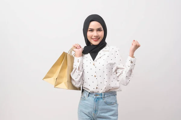 Schöne Muskulöse Frau Mit Hijab Mit Kreditkarte Und Einkaufstasche Vor — Stockfoto