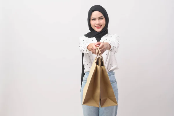 Piękna Muzułmanka Hidżabem Kartą Kredytową Torbą Zakupy Nad Białym Tle — Zdjęcie stockowe