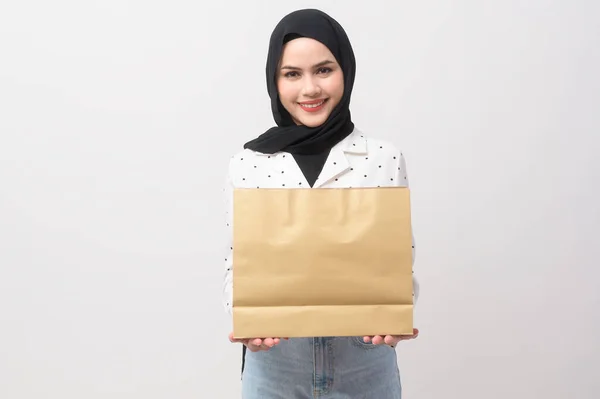 白い背景スタジオ ショッピング 金融の概念上のクレジットカードとショッピングバッグを保持ヒジャーブと美しいイスラム教徒の女性 — ストック写真