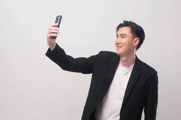 Asiático Joven Hombre Negocios Usando Traje Usando Teléfono Inteligente Sobre —  Fotos de Stock