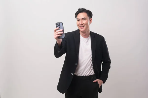 Asyalı Genç Adamı Beyaz Arka Plan Stüdyosu Üzerinden Akıllı Telefon — Stok fotoğraf