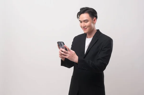 Asiatisk Ung Affärsman Bär Kostym Med Smartphone Över Vit Bakgrund — Stockfoto