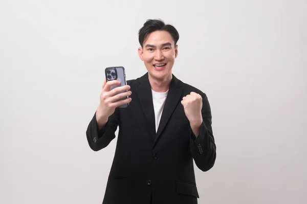 Asiático Jovem Empresário Vestindo Terno Usando Smartphone Sobre Fundo Branco — Fotografia de Stock