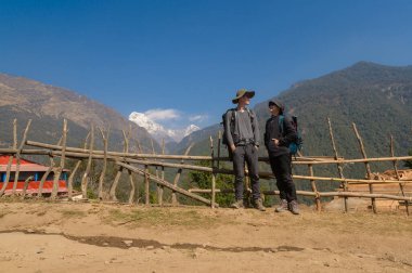 Ghorepani, Nepal 'de Poon Hill' de yürüyüş yapan genç bir çift.