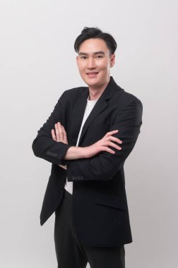 Genç iş adamı beyaz arka plan stüdyosunda takım elbise giyiyor.