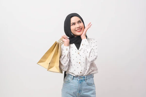Mooie Moslim Vrouw Met Hijab Houden Credit Card Boodschappentas Witte — Stockfoto