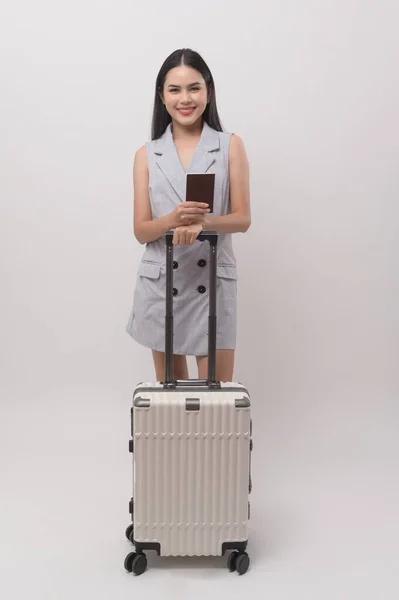 Junge Glückliche Asiatische Touristin Vor Weißem Hintergrund Studio Reise Und — Stockfoto