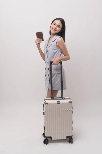 Молода Щаслива Азіатська Туристична Жінка Білому Фоні Студія Концепція Подорожей — стокове фото