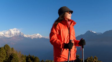 Genç bir gezgin Poon Hill 'de yürüyor Ghorepani, Nepal' deki bakış açısına göre