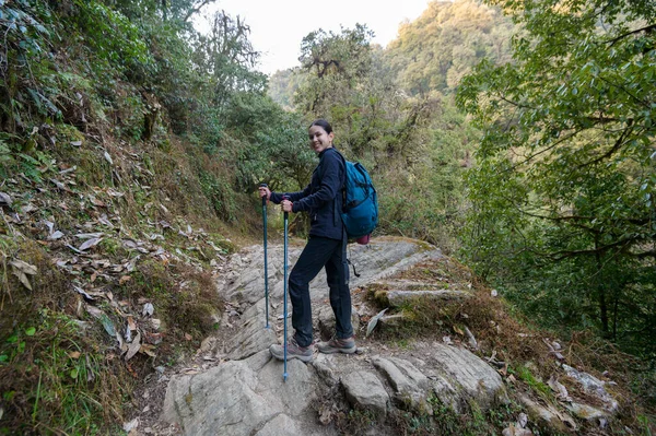 Молодой Путешественник Путешествует Лесной Тропе Непал — стоковое фото