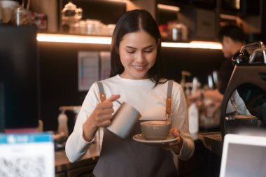 Modern kahve dükkanında çalışan genç bir kadın. 