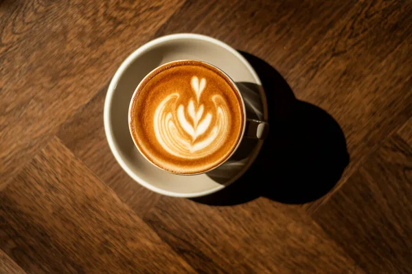Cappuccino Quente Com Arte Latte Sobre Fundo Madeira — Fotografia de Stock