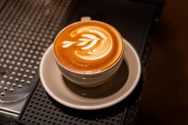 Cappuccino Quente Com Arte Latte Sobre Fundo Madeira — Fotografia de Stock