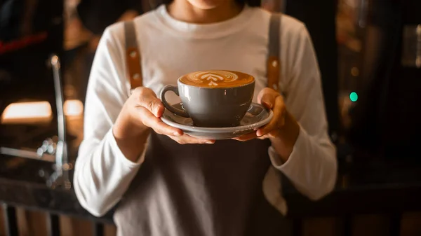 Latte Τέχνη Barista Χέρι Έτοιμο Πιει Στη Σύγχρονη Καφετέρια — Φωτογραφία Αρχείου