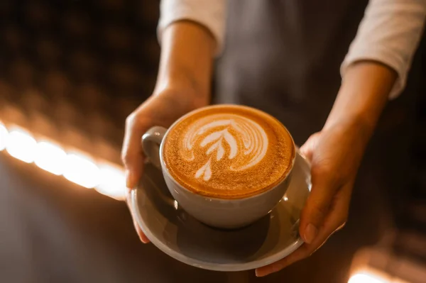 Latte Art Barista Kézben Kész Inni Modern Kávézóban — Stock Fotó